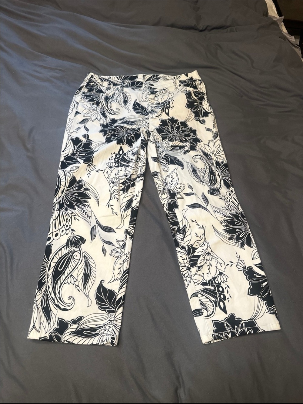 Chico's White & Black Floral Capris
